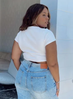 Classic Crop Tee White Curve -Femme Flair 4 modelinfo Paris us14 8c754614 9192 4a7b 8781 936d7b6acbe0