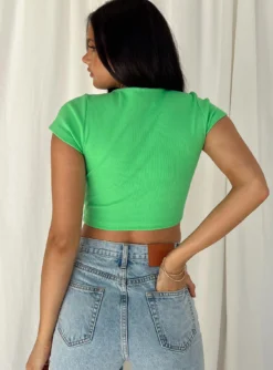 Classic Crop Tee Green -Femme Flair 4 modelinfo Paris us2 d3ad1346 96ff 4c15 b608 21b20a625c61