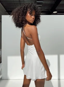 Maylor Mini Dress White -Femme Flair 4 modelinfo alexa us2 31e56cdb 25c4 410f 837f 7d6d88e70152