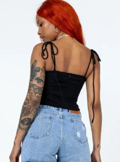 Princess Polly Mathea Top Black -Femme Flair 4 modelinfo chlo us4 4dbbe235 9cff 4ee4 af5b 2a28ecf9f8ec