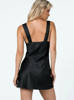 Bel Air Mini Dress Black -Femme Flair 4 modelinfo chloe e us2 372784d2 bf9f 496d b3f7 634531823b31