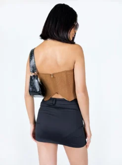 Buckle Up Mini Skirt Black -Femme Flair 4 modelinfo elle us4 f77ea723 32f6 4fa4 a9c8 6c1af93e676e