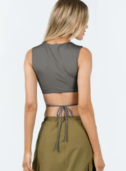 Princess Polly Uzo Top Grey -Femme Flair 4 modelinfo elly us2 88f24797 483c 4c60 b985 a11df6f192bc