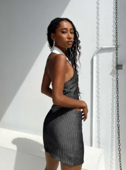 Princess Polly In Business Mini Skirt Grey -Femme Flair 4 modelinfo eyes us2 636ade46 7d9b 4e2f 91d3 3ad255c5ba4c