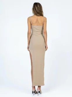 Princess Polly Tiana Maxi Dress Brown -Femme Flair 4 modelinfo fiona us2 ec0dea7f 61b4 4a7b ac10 f357950fb1fc