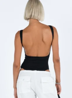 Coomba Backless Bodysuit Black -Femme Flair 4 modelinfo kauri us2 da6e7ef1 865f 4fca 9214 e4b2c2c61f84