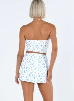 Princess Polly Selby Mini Skirt White / Blue Floral -Femme Flair 4 modelinfo kauri us2 f688853c 3ded 494a b035 2d52347fe7e4