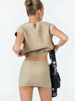Saddle Knit Mini Skirt Beige -Femme Flair 4 modelinfo kiana us2 92518a11 2593 4357 9629 ca4ac3fb311a