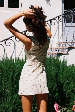 Princess Polly Nellie Mini Dress White / Yellow Floral -Femme Flair 4 modelinfo natalia us4 3e6706ea 03fb 4239 853e c1d1bc43512e