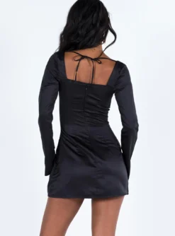 Provence Mini Dress Black -Femme Flair 4 modelinfo sneha us2 f4c544cd 2ec6 4bef a731 6b2f2cb108d5