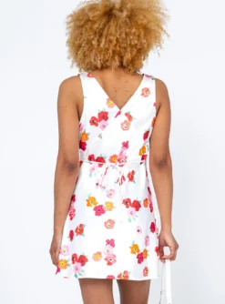 Princess Polly Nellie Mini Dress White Floral 10 Princess Polly Nellie Mini Dress White Floral -Femme Flair 4 modelinfo taegan us4 99534307 638e 4b75 8431 5ff7581552e9