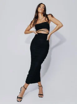 Princess Polly Lapira Maxi Dress Black -Femme Flair 5 modelinfo Cindy us2 3348401a fc89 4a5a 9113 cc2e93fc816a