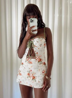 Ringa Rosey Mini Skirt Multi -Femme Flair 5 modelinfo Cynthia us4 f59ffedf dac5 4354 bf71 4b419b6ab02c