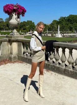 Saddle Knit Mini Skirt Beige -Femme Flair 5 modelinfo Nika us2 27b8f9aa d543 48b5 8603 68be6b20dd39