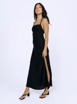 Princess Polly Angela Tie Maxi Dress Black -Femme Flair 5 modelinfo Vivien us4 7ee01809 9603 4cde 93c5 2bb57f3070f6