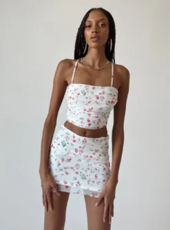 Princess Polly Ressler Set White Floral -Femme Flair 5 modelinfo ayanna us2 d19188a7 8236 422f 83bb 848e5f4a2ecf