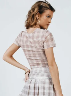 Fantasy Mesh Tee Beige Plaid -Femme Flair 5 modelinfo elise us2 f25788c5 f3b6 4758 b24c 9100d527e91c
