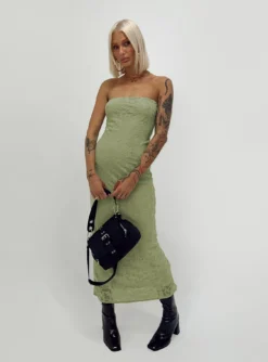 Princess Polly Sakina Maxi Dress Green -Femme Flair 5 modelinfo emma leigh us4 4bef80c0 5428 42eb 8290 af718ccfd98b