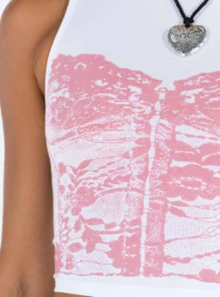 Motel Monlo Top White / Pink 12 Motel Monlo Top White / Pink -Femme Flair 5 modelinfo kauri us2 7bf2699b 0966 49bf 89f9 dc64ed444399