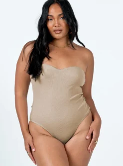 Aston Strapless Bodysuit Beige -Femme Flair 5 modelinfo rheanna us6 79f93083 ea40 4a65 bc2e 2cd40dc5272a