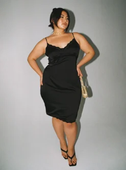 Maple Mae Mini Dress Black Curve 9 Maple Mae Mini Dress Black Curve -Femme Flair 5 modelinfo sarah us14 caeb1da4 f52d 4408 b0e0 d765e7f4f2a9