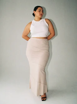 Classic Tank Top White Curve 11 Classic Tank Top White Curve -Femme Flair 7 modelinfo sarah us14